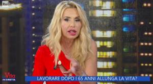 "I sardi sono una razza da..." La gaffe in diretta tv di Valeria Marini