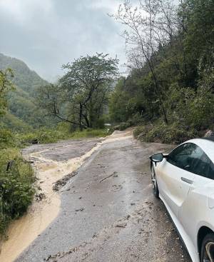 Nyck De Vries, bloccato in un paesino dall'alluvione: le immagini della sua avventura