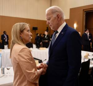 "Condoglianze per i morti": l'abbraccio Meloni-Biden al G7 e la vicinanza dei leader all'Italia