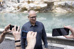 Assalto dei vandali alla Fontana di Trevi. Ma stavolta protesta anche la sinistra