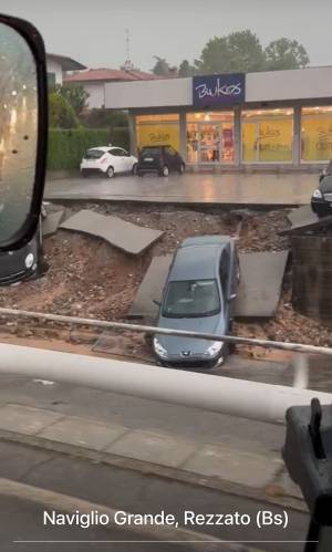 Maltempo a Brescia: frana l'argine del Naviglio grande