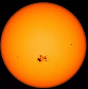 Macchia solare grande 4 volte la Terra: cos’è e come vederla