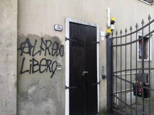 La scritta anarchica comparsa sul muro della sede di CasaPound