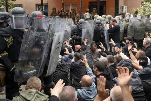 Venti di guerra in Kosovo. Feriti 14 militari italiani. "Colpiti dalle molotov"