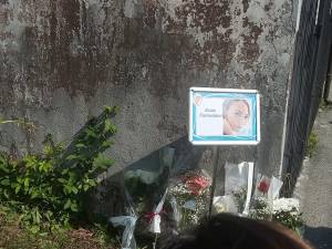 Fiori davanti a via Monterosa, 21 dove hanno ritrovato il corpo di Giulia Tramontano
