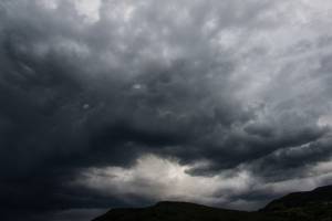 "Giugno piovoso e meteo instabile". Rinviata ancora l'estate