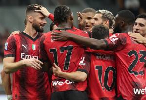 Leao, una doppietta per Ibra. 3-1 Milan sul Verona ma sarà spareggio