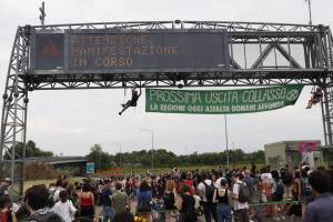 La proteste degli ambientalisti a Bologna, contro il PD regionale
