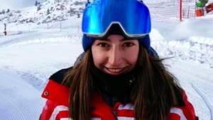 Meningite uccide maestra di sci 25enne. Il giallo dell'operazione alla caviglia