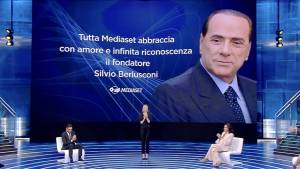 “Un ultimo applauso.” Il commovente omaggio di Ilary Blasi a Silvio Berlusconi 