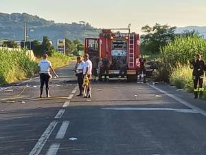 Fugge all'alt dei carabinieri e travolge un auto, muiono due persone: tragedia a Pesaro