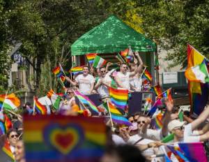 Cromosomi, pronomi trans ed "errori gender": quei prof travolti dall'onda arcobaleno