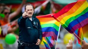 Follia woke al Gay Pride: vietato ricordare i morti della polizia