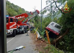 Bus giù dal burrone, autista sbalzato sotto un masso: paura a Savona 