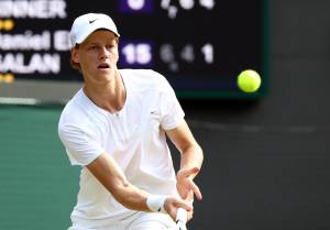 Sinner prende la maturità sull'erba di Wimbledon con una partita "sporca"