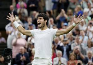 Wimbledon, Alcaraz domina Medvedev e raggiunge Djokovic in finale