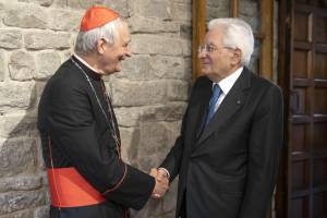 Mattarella e il cardinale Zuppi a Camaldoli. L'incontro per preparare la pace in Europa