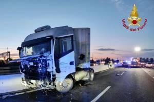 Traffico in tilt sulla A1: camion sfonda la barriera e finisce nell'altra corsia