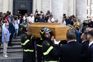 "Ti voglio bene, papi". La commozione dei figli di Purgatori ai funerali