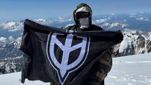 Miliziani russi sul Monte Bianco: spunta una strana bandiera sulle Alpi
