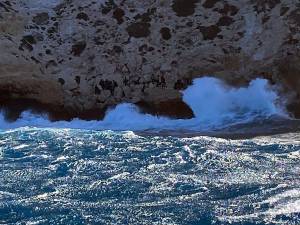 Migranti, in 20 ai piedi di una scogliera a Lampedusa: onde e vento frenano i soccorsi