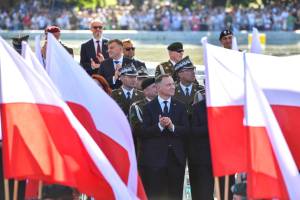 Il presidente Andrzej Duda (al centro) presenzia alla parata