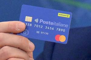 "500 euro per 1,3 milioni di famiglie". Il governo presenta la Social Card