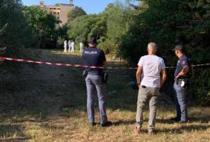 Uccide un anziano a bastonate e gli dà fuoco: tutte le ipotesi sul movente