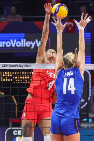 Europei, l'Italvolley femminile illude poi cede al 5° set contro la Turchia