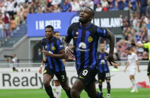 L'Inter cala il poker alla Fiorentina: i nerazzurri raggiungono il Milan in vetta alla classifica