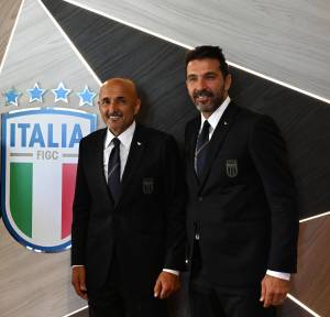 Il monumento Buffon in azzurro con la giacca: "Ma Vialli è inimitabile"