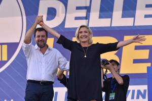 Il patto della salamella con la Le Pen per "liberare" l'Ue: campagna a due e maxi-evento