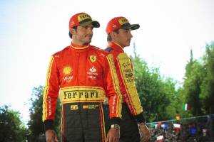 Giochi di ruolo in Ferrari Sainz "sorpassa" Leclerc