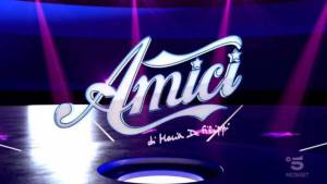 Torna su Canale 5 la nuova stagione di Amici. Il talent continua a investire sui giovani 