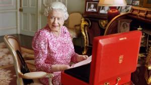 I diari privati, la lettera, il profumo Chanel: tutti i segreti della regina Elisabetta