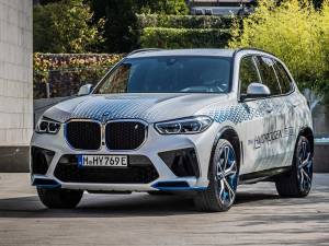 BMW presenta la nuova iX5 a idrogeno