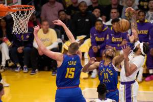 Nba, un Jokic stellare stende LeBron, Phoenix corsara sui Warriors