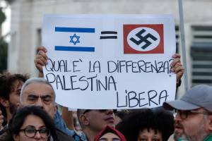 "Israele criminale". Ecco i cartelli della vergogna in piazza a Roma