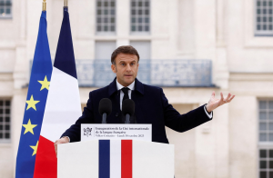 Parigi lavora a espulsioni agevolate: il piano di Macron sul dossier migranti