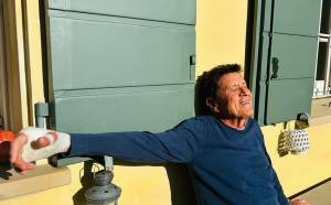 Gianni Morandi preoccupa i fan, ennesima paura per quella mano fasciata