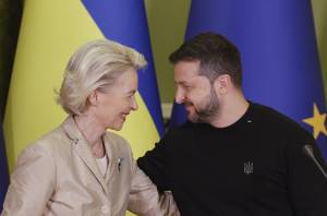 "Nuove sanzioni contro la Russia". Von der Leyen vola a Kiev e rassicura Zelensky