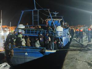 Maxi sbarco a Lampedusa: in 400 su un peschereccio