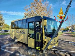 Scuolabus finisce contro un palo: quattordici bimbi feriti nel Perugino