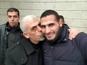 I sospetti sui fotografi di Gaza e il bacio del leader jihadista