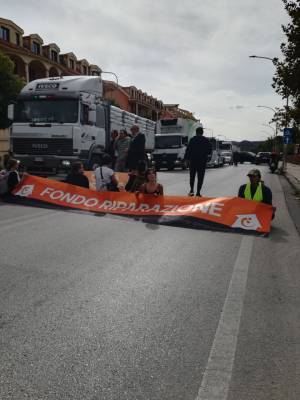 Traffico bloccato e fontana imbrattata di rosso, le immagini del blitz di Ultima generazione a Catania