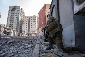 Guerra Israele-Hamas, truppe israeliane hanno preso il controllo degli edifici governativi dei terroristi