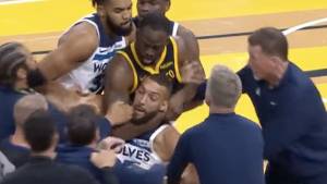 Nba, rissa tra Warriors e Wolves: Green prende per la gola Gobert e rischia grosso