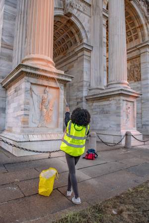 Ultima Generazione, per ripulire l'Arco della Pace di Milano servirà un intervento costoso