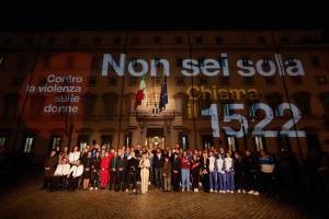 “Siamo libere, nessuno può possederci”. Meloni “illumina” Palazzo Chigi col numero 1522