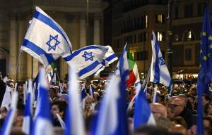 "L’unico responsabile è Hamas". A Roma la manifestazione contro l’antisemitismo